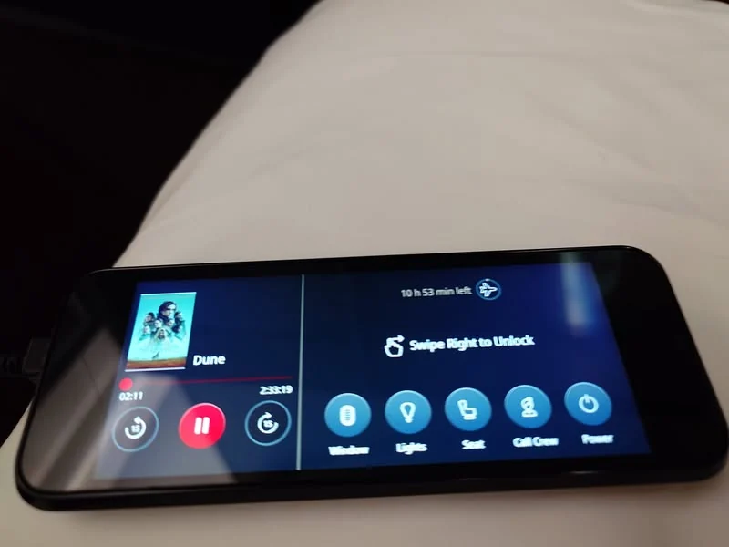 มีรีโมตควบคุมจอ 4K แต่ผมว่าสัมผัสที่หน้าจอสะดวกกว่าครับ