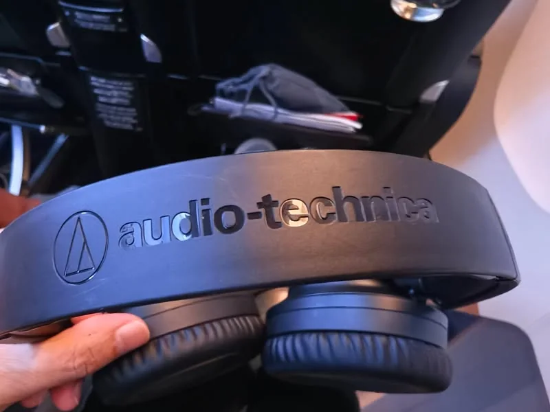 Audio-Technica แต่ของผมกับคนข้าง ๆ เป็นคนละรุ่นกัน ตอนแรกหาวิธีเปิดกันงงพอควรครับ