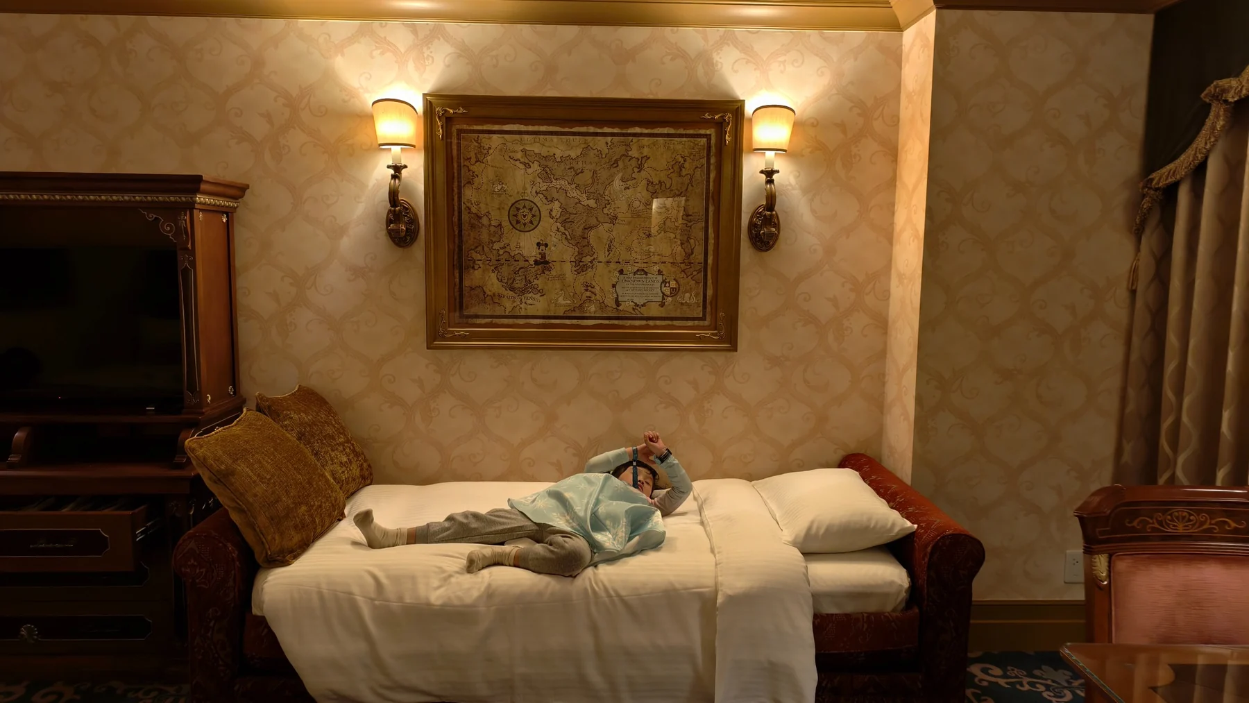 ลูกสาวนอนพักบนเตียงเล็กในห้อง MiraCosta Hotel