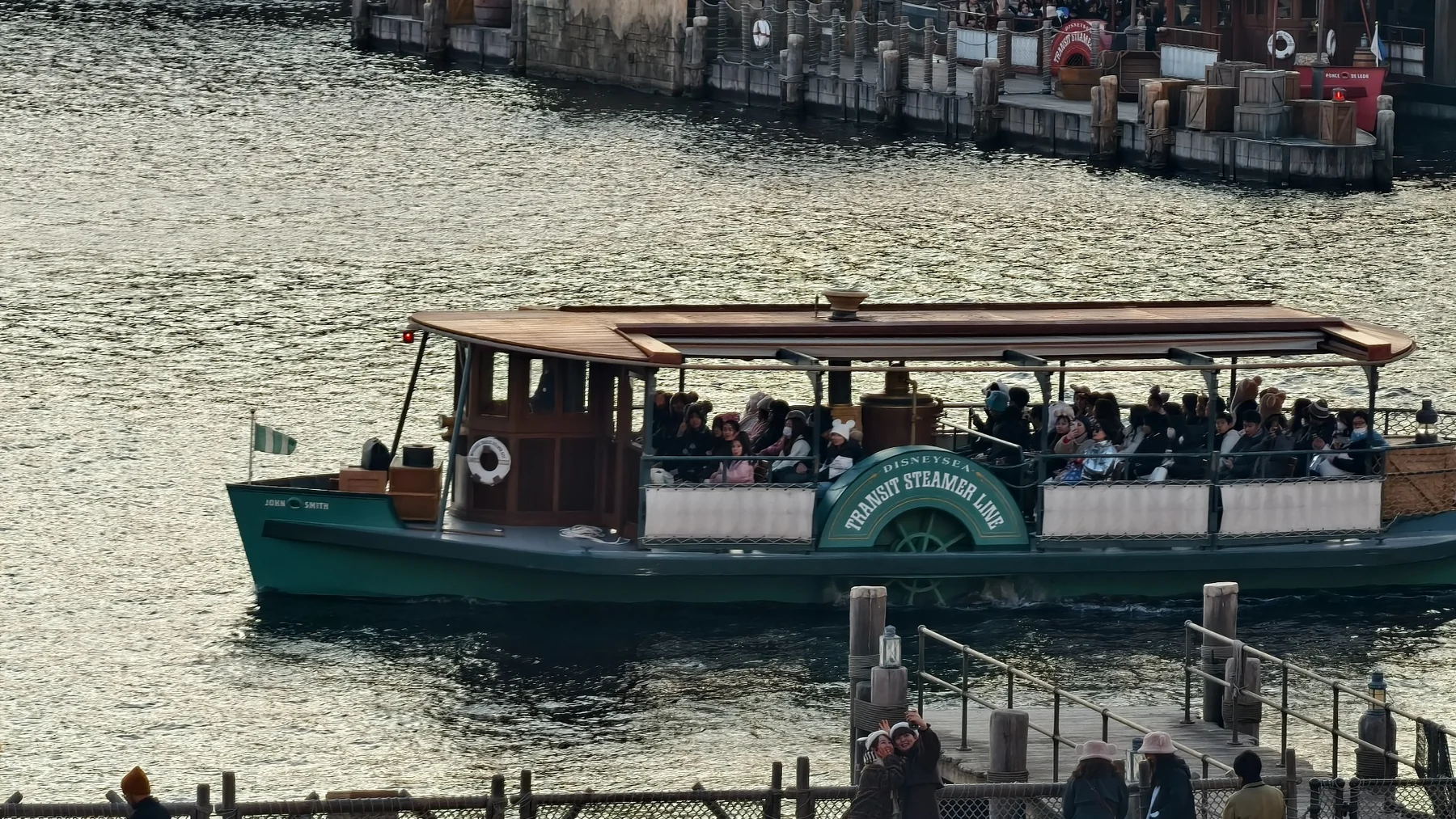 เรือ DisneySea Transit Steamer แล่นผ่านอ่าว มองจากห้องพัก