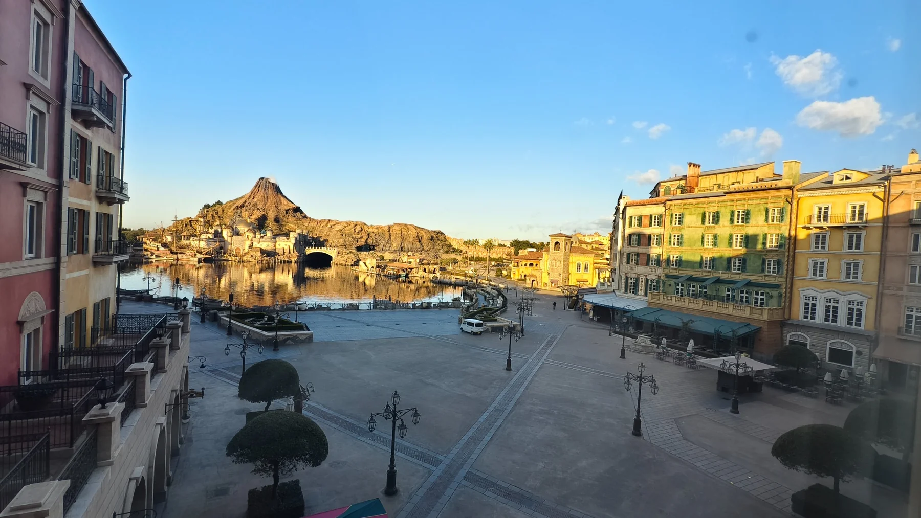 อ่าว DisneySea และลานหน้า MiraCosta Hotel ในแสงเช้าก่อนแขกเข้าสวน