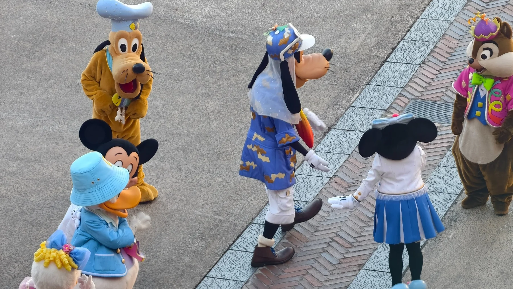 ตัวละคร Disney ยืนต้อนรับแขกบริเวณลานด้านล่าง มองจากห้อง MiraCosta Hotel
