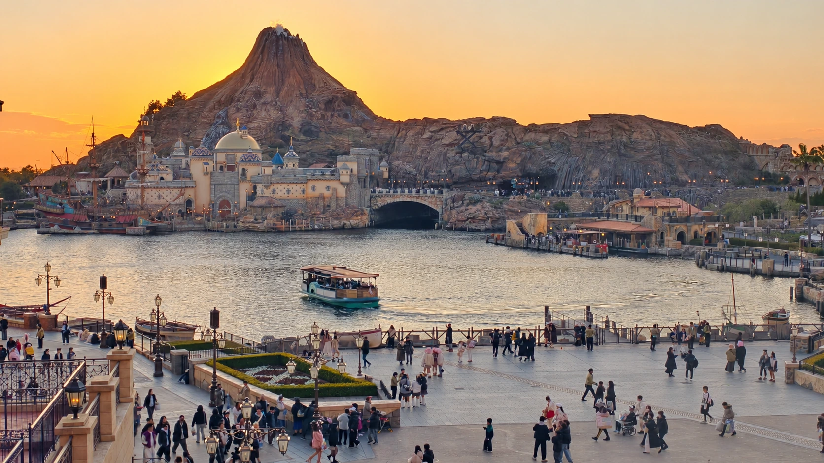 วิวภูเขาไฟและอ่าว Tokyo DisneySea ในแสงเย็น ถ่ายจากห้องพัก Harbor View Room ที่ MiraCosta Hotel