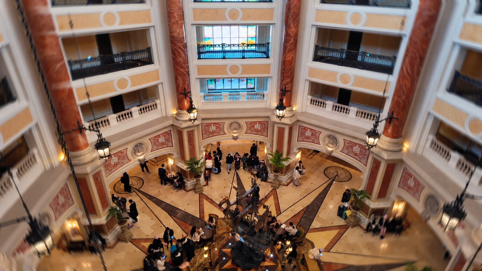 โถงล็อบบี้ MiraCosta Hotel มองจากชั้นบน มีเสาหินอ่อนและเรือจำลองกลางโถง