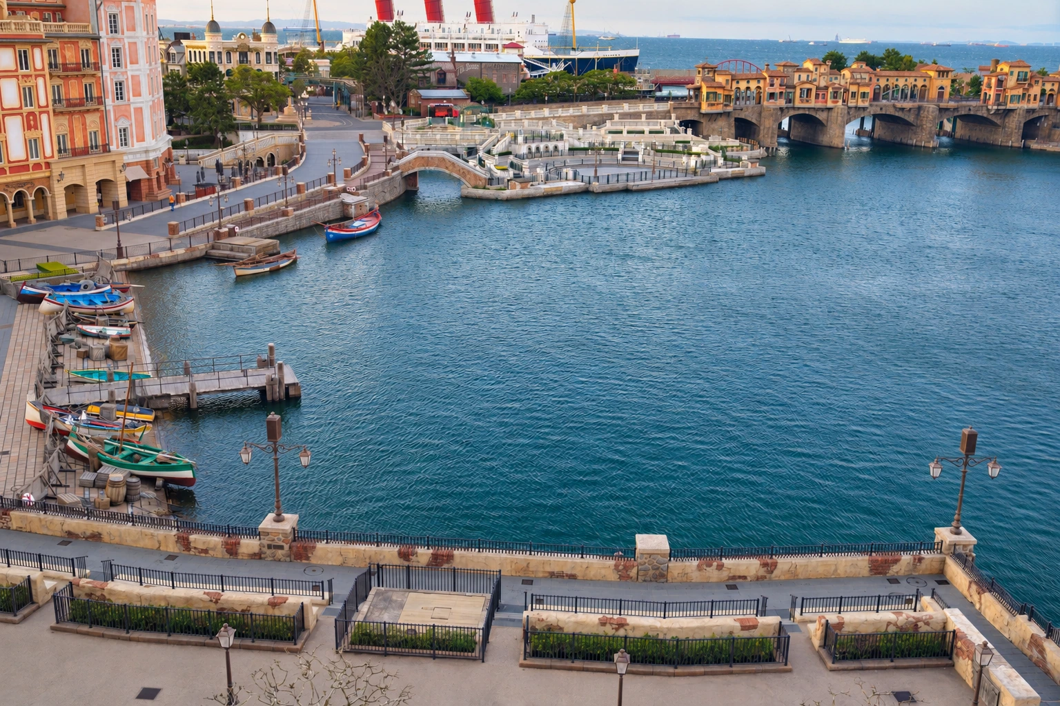 อ่าวและทางเดินริม Mediterranean Harbor มองลงมาจากห้องพัก