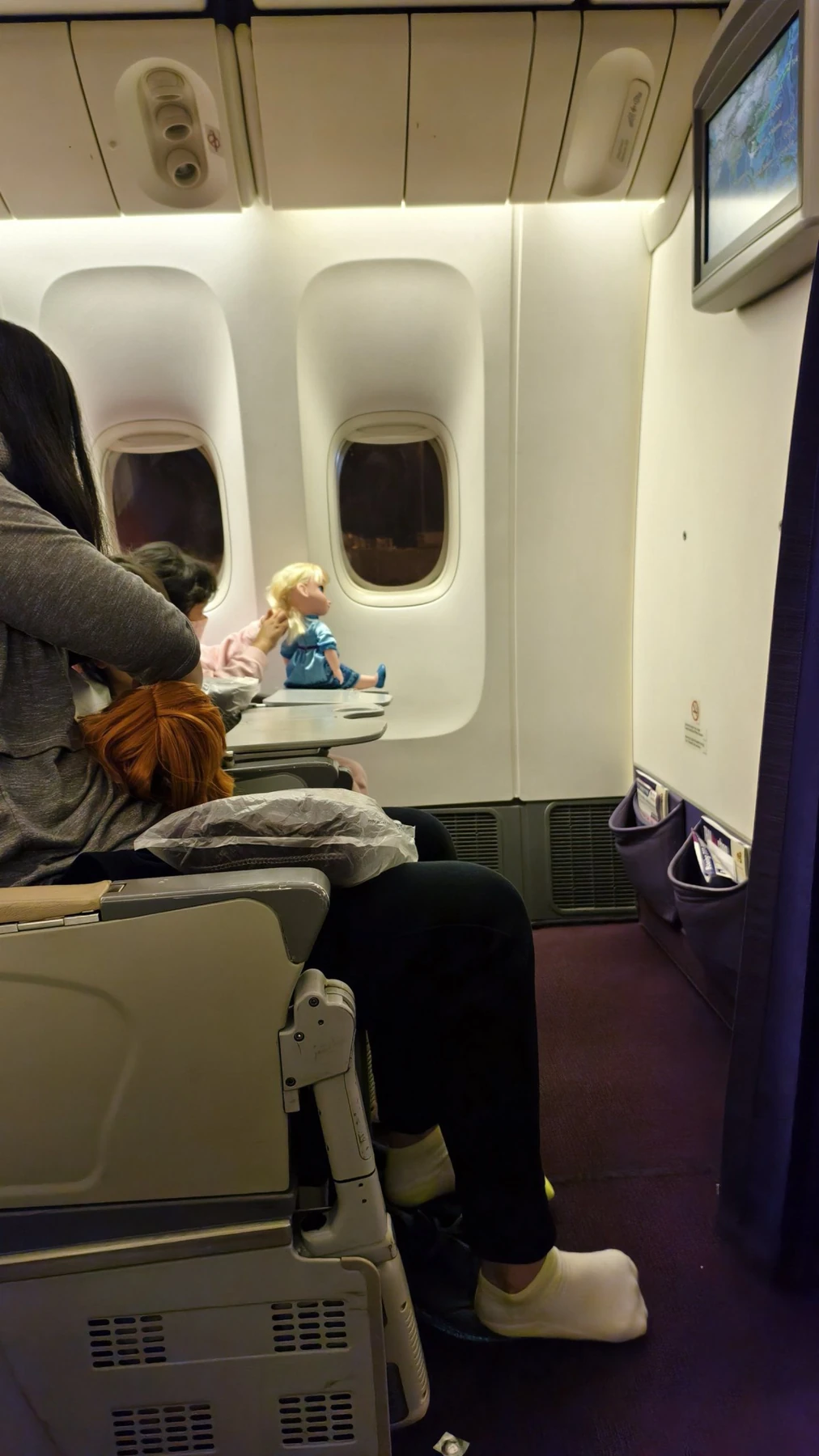 แถว 31 เป็น Preferred Seat แถวหน้าสุดของ Economy Class พื้นที่วางขาเหลือสบาย ๆ — ในรูปคุณแม่สูง 171 ซม.