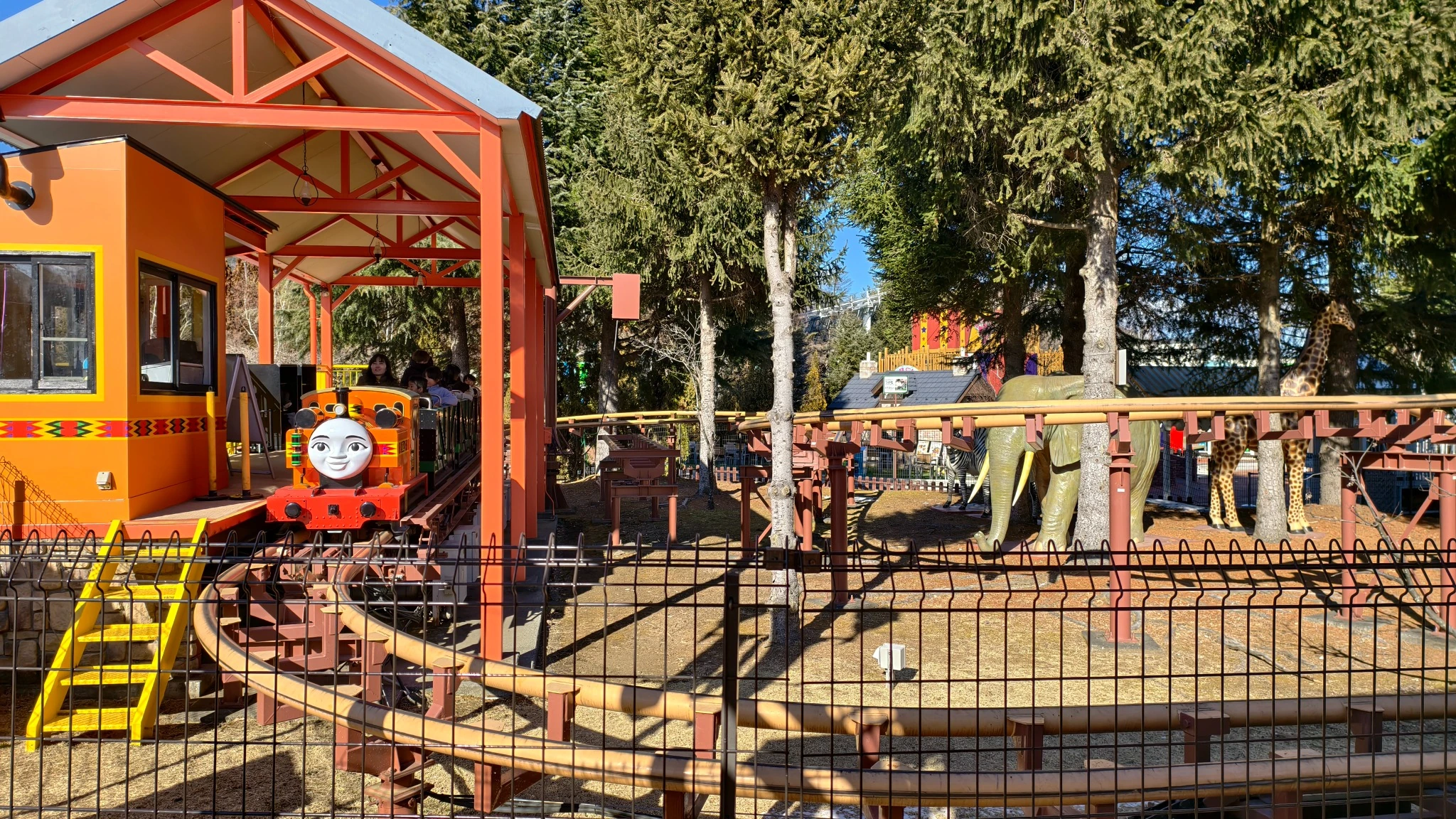 Nia and Animal Coaster · มุมกว้างของขบวนเนียกับรางรถไฟเหาะ