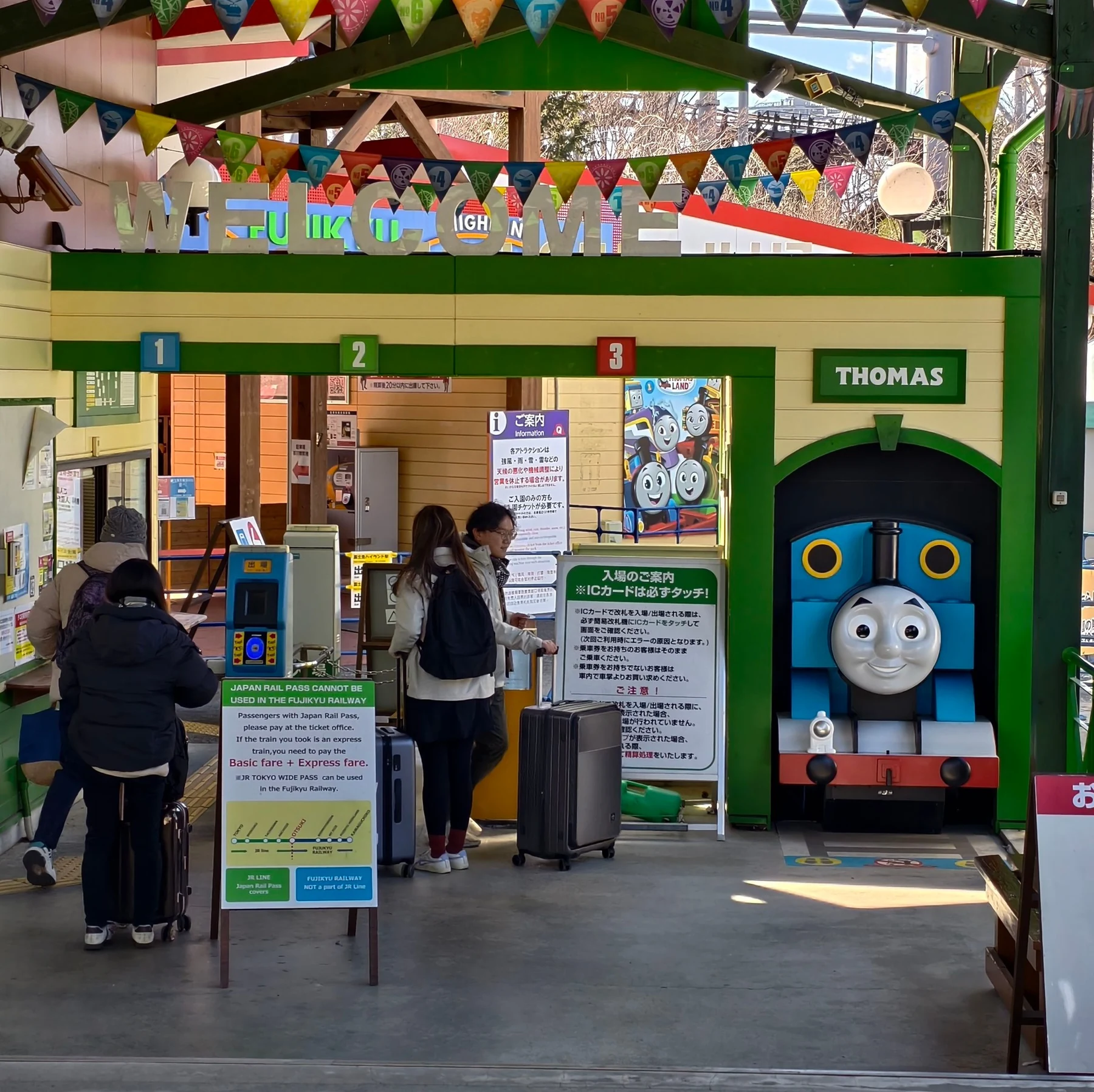 ลงที่สถานี Fujikyu-Highland ก่อนถึงคาวากูชิโกะ 1 สถานี