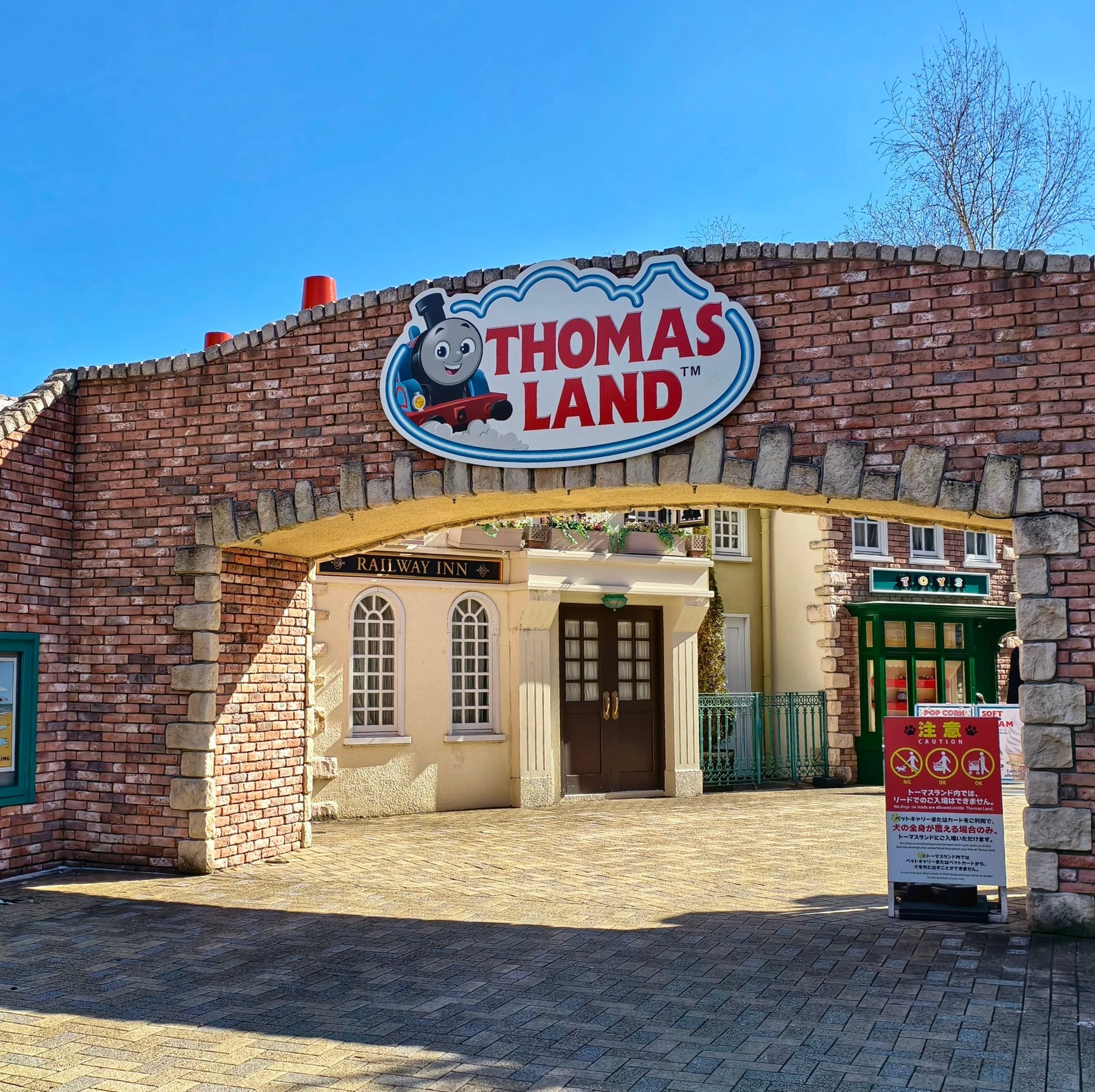 ทางเข้า Thomas Land ในวันฟ้าใสของทริปนี้