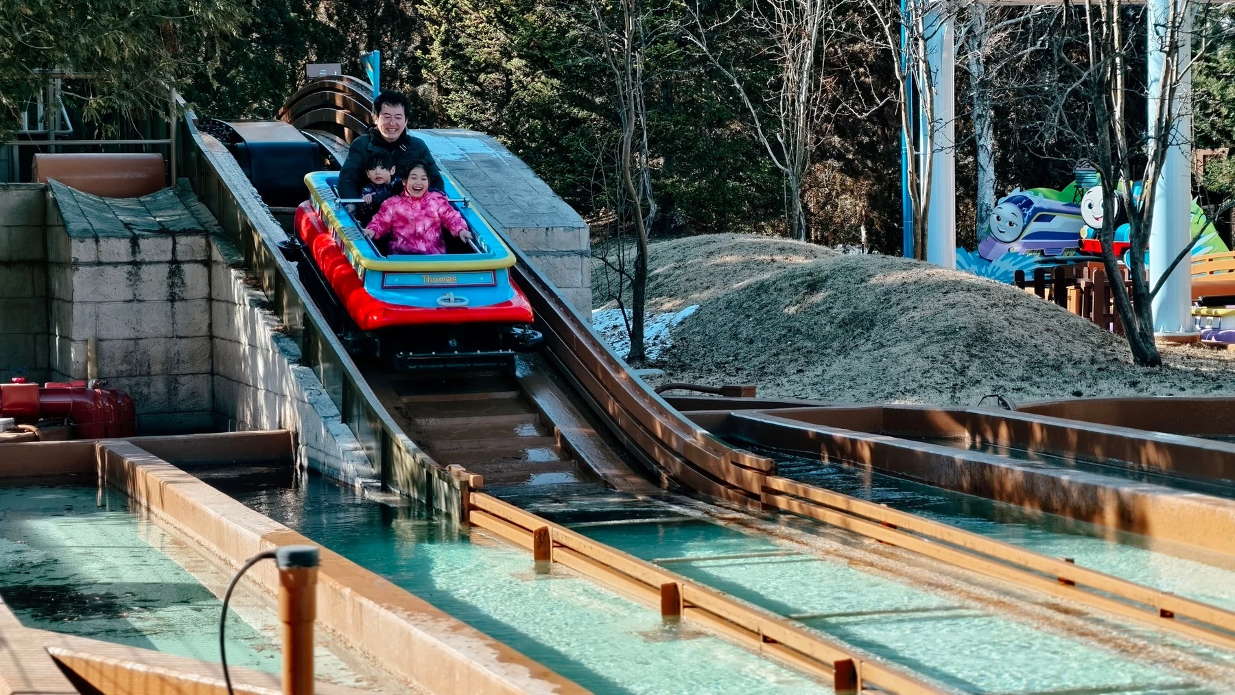 Thomas’ Bubbly Splash · ช่วงที่เรือไหลลงมาตามรางน้ำ เก็บภาพไว้ได้พอดีครับ