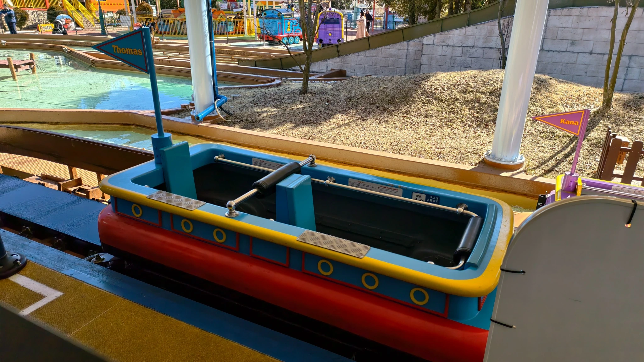 Thomas’ Bubbly Splash · เรือสีสดใสของโทมัส ก่อนออกไปตามรางน้ำ