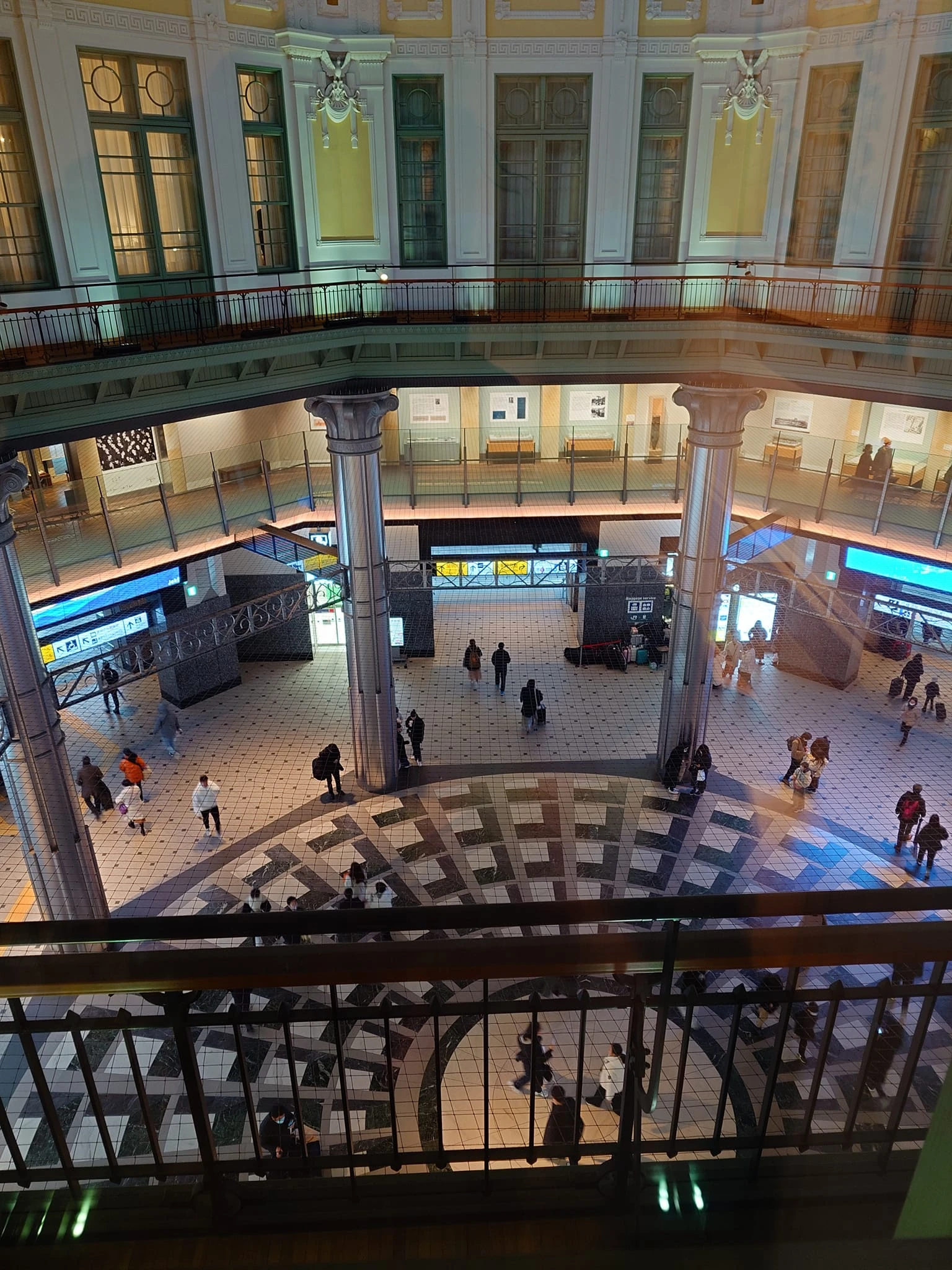 Tokyo Station Hotel · ห้องฝั่งโดม · วิวจากห้องพัก มองลงไปเห็นผู้คนเดินเข้าออกในโถงใต้โดม