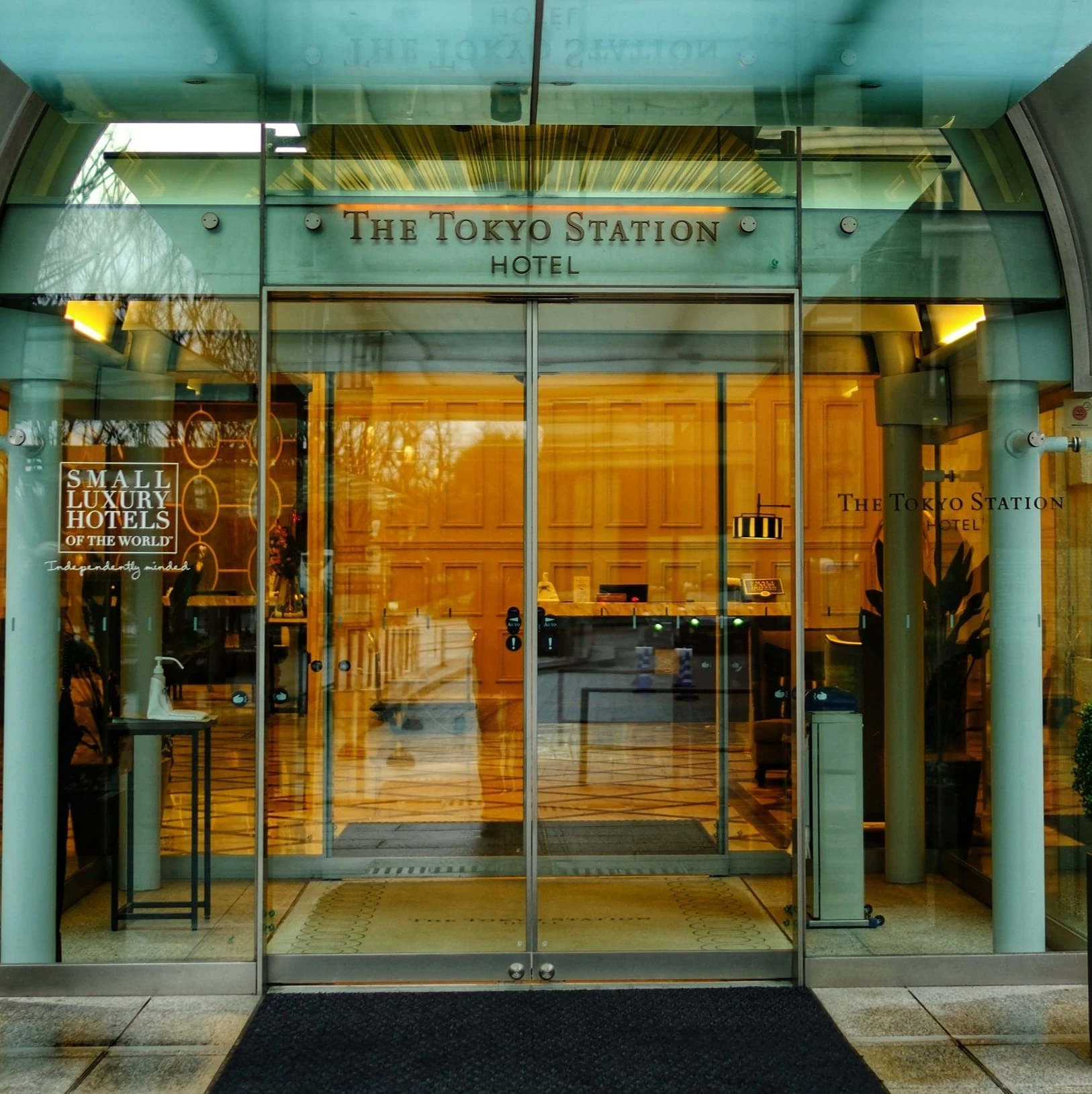 ทางเข้าหลักของโรงแรมจากด้านหน้าสถานี อยู่ใกล้ Marunouchi South Entrance