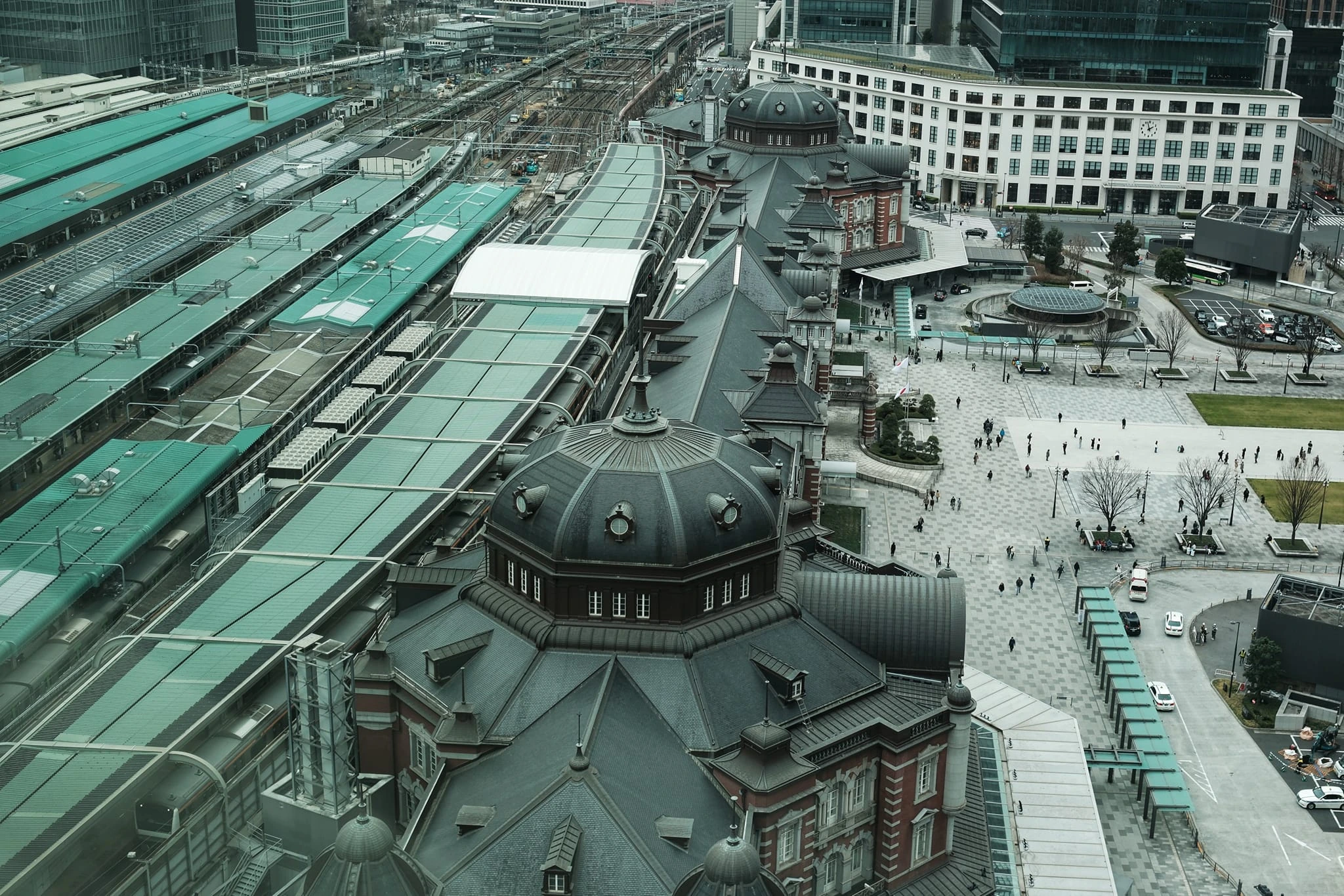 Marunouchi Hotel · วิวรถไฟ · มุมสูงจากโรงแรมข้างสถานี มองเห็นรางและรถไฟเข้าออกได้เลย