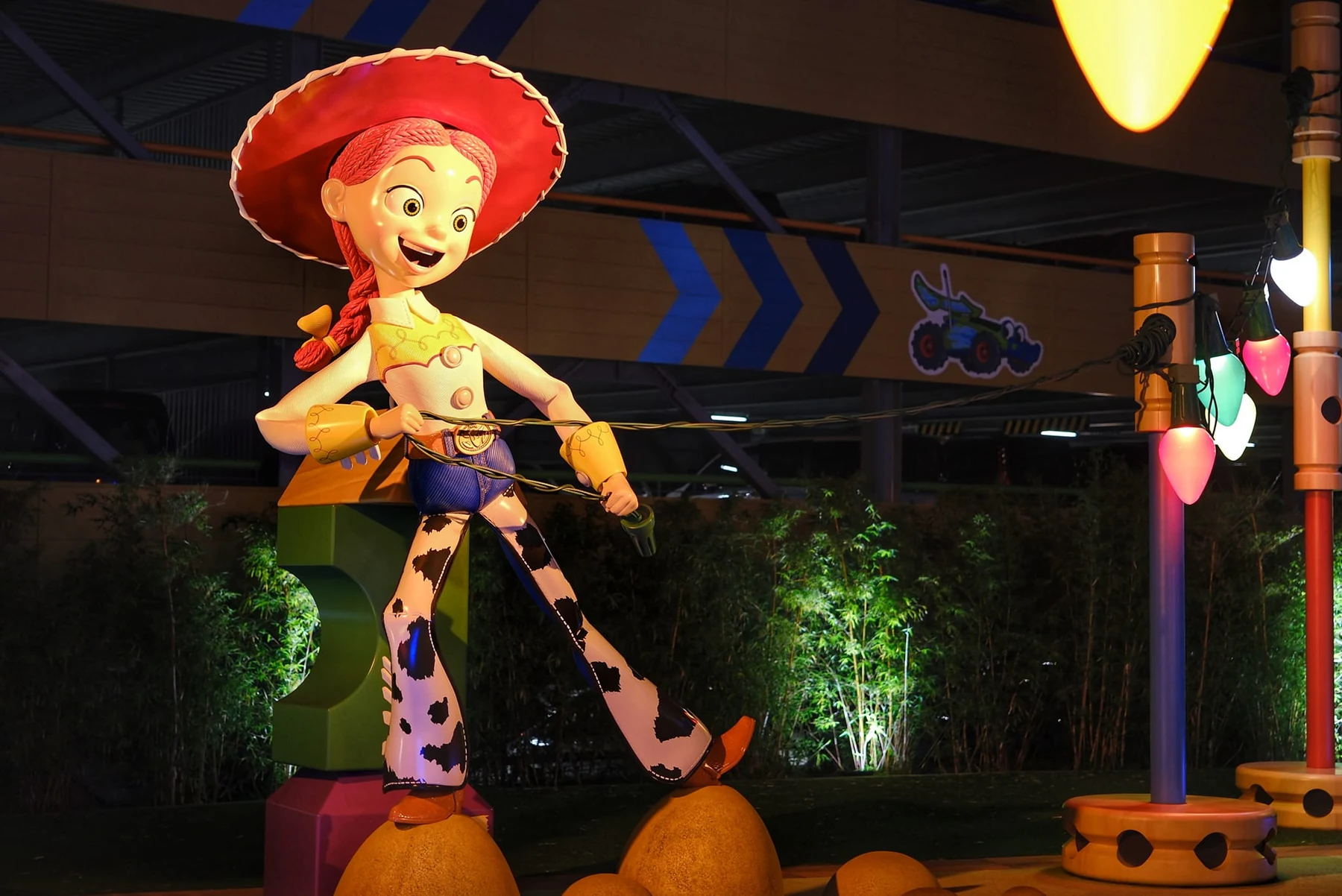 รูปปั้น Jessie บริเวณลานหน้า Toy Story Hotel