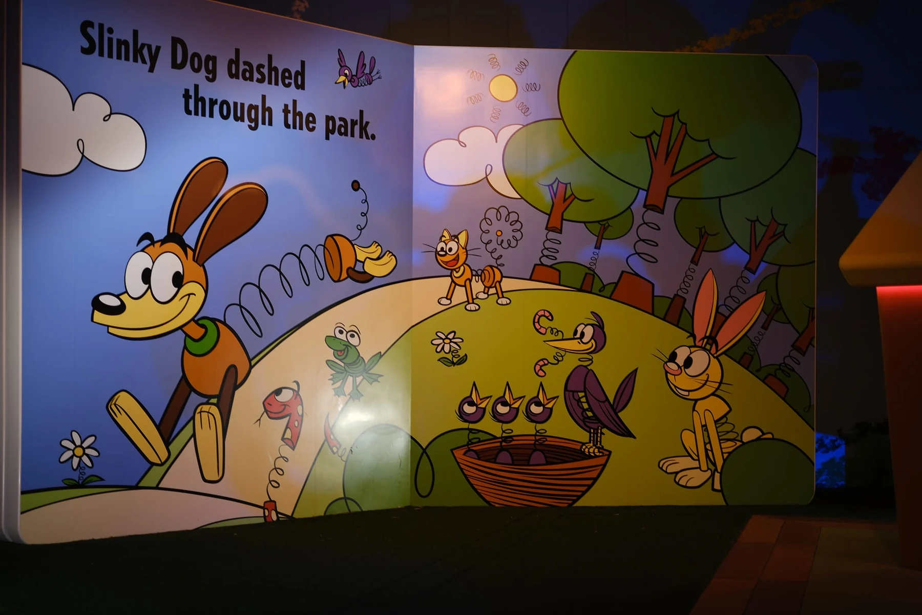 ภาพ Slinky Dog และตัวละครตกแต่งภายในโรงแรม
