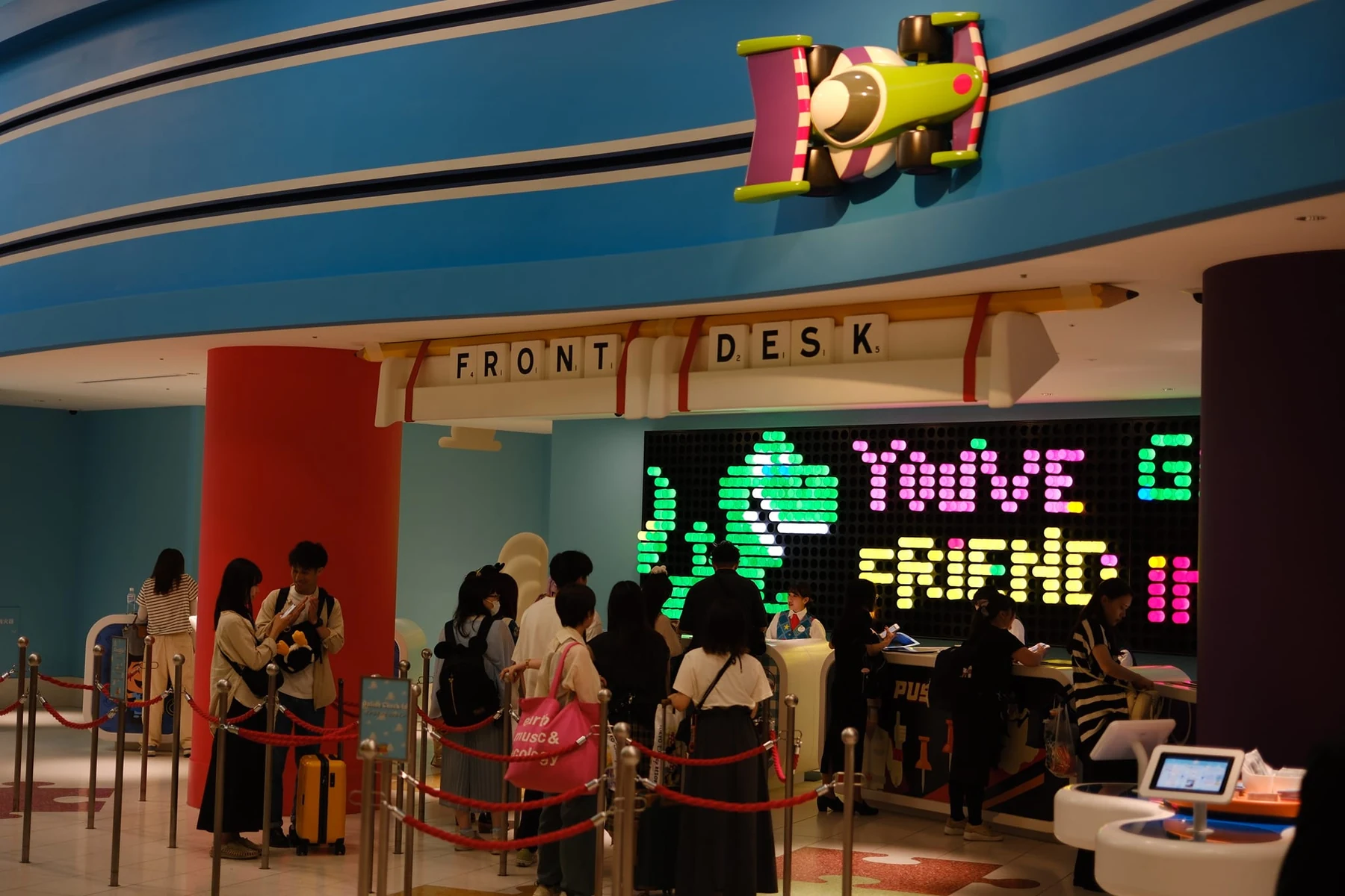 เคาน์เตอร์เช็กอินของ Toy Story Hotel