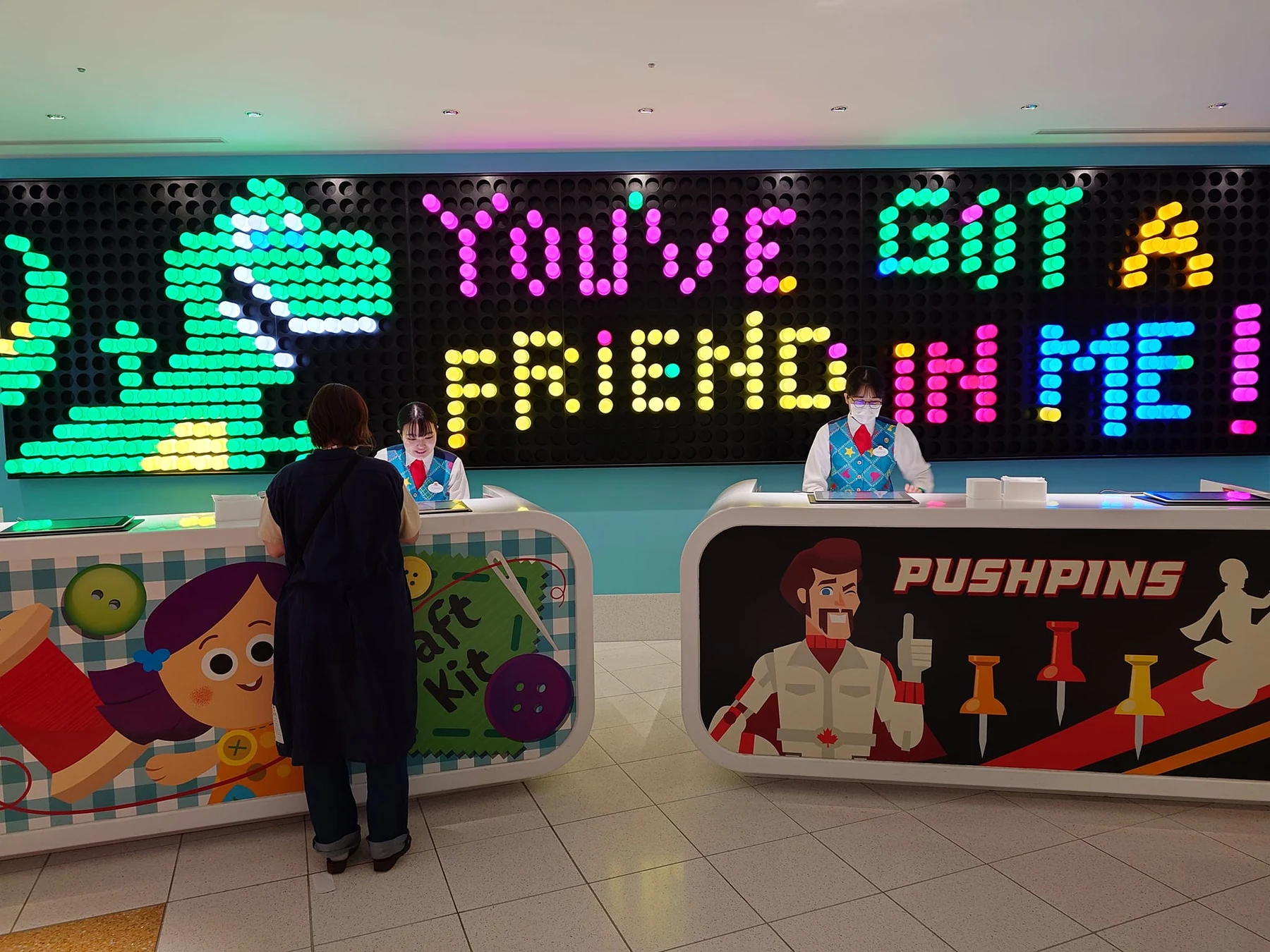 ป้าย You’ve Got a Friend in Me หลังเคาน์เตอร์ต้อนรับ