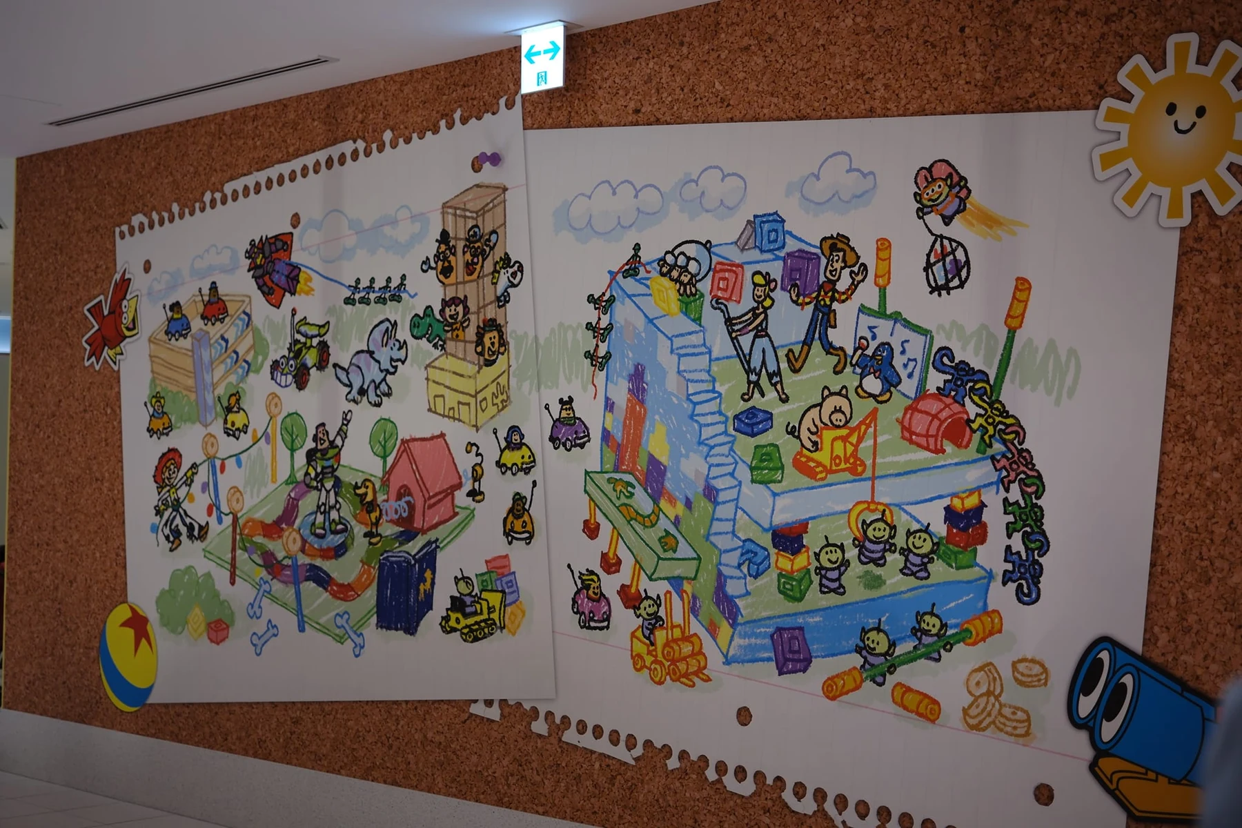 ภาพแผนที่ตัวการ์ตูนบนผนังโรงแรม
