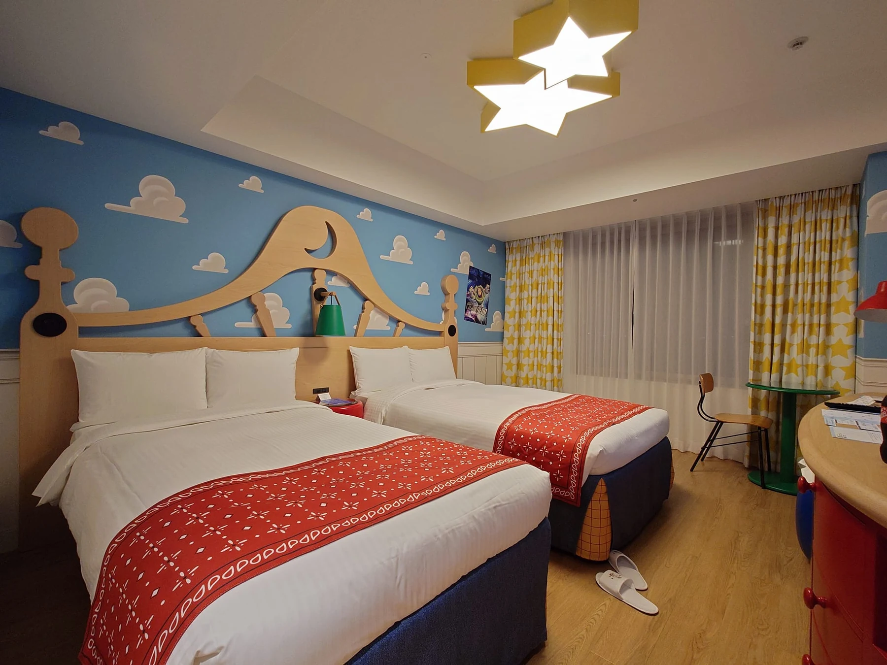 ห้องพัก Toy Story Hotel พร้อมเตียงและผนังลายเมฆ