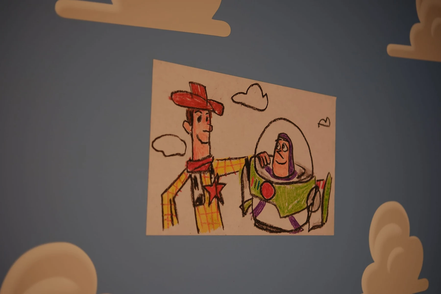 ภาพวาด Woody และ Buzz Lightyear บนผนังห้อง