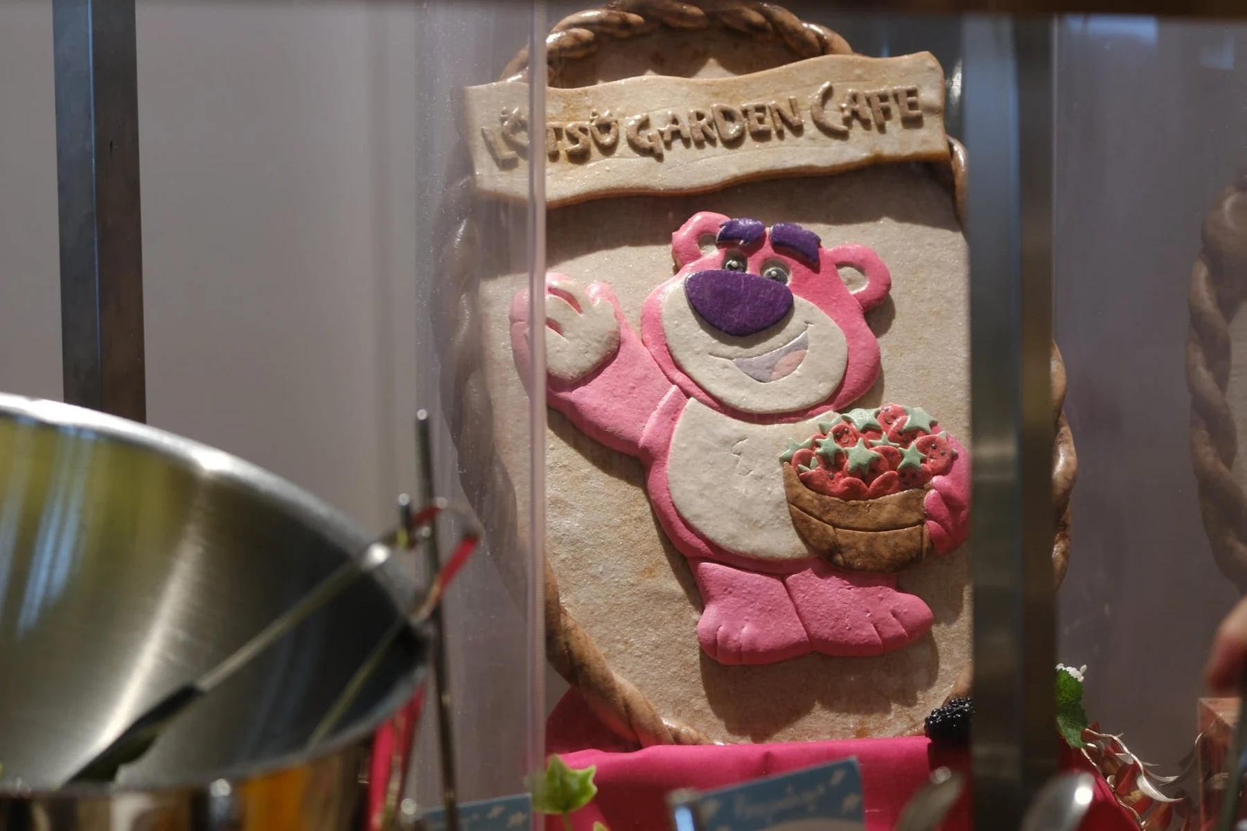 ป้าย Lotso Garden Cafe ตกแต่งเป็น Lotso