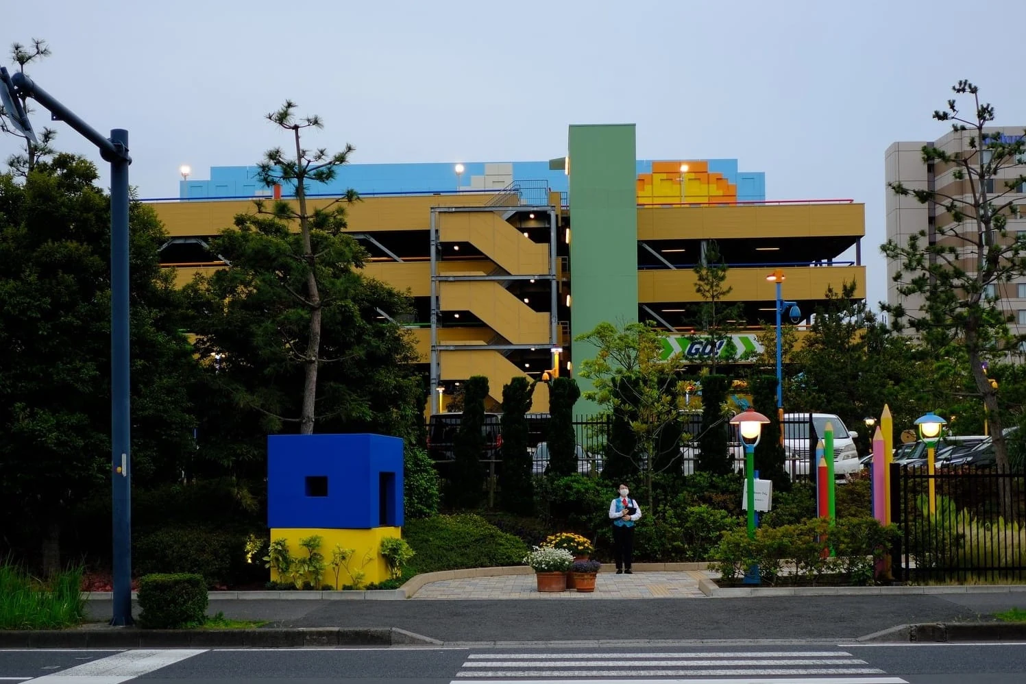 ด้านหน้า Toy Story Hotel มองจากฝั่งสถานี Bayside