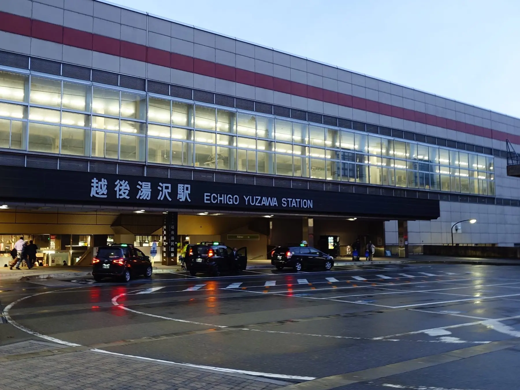 ด้านหน้าสถานี Echigo-Yuzawa ในช่วงค่ำ