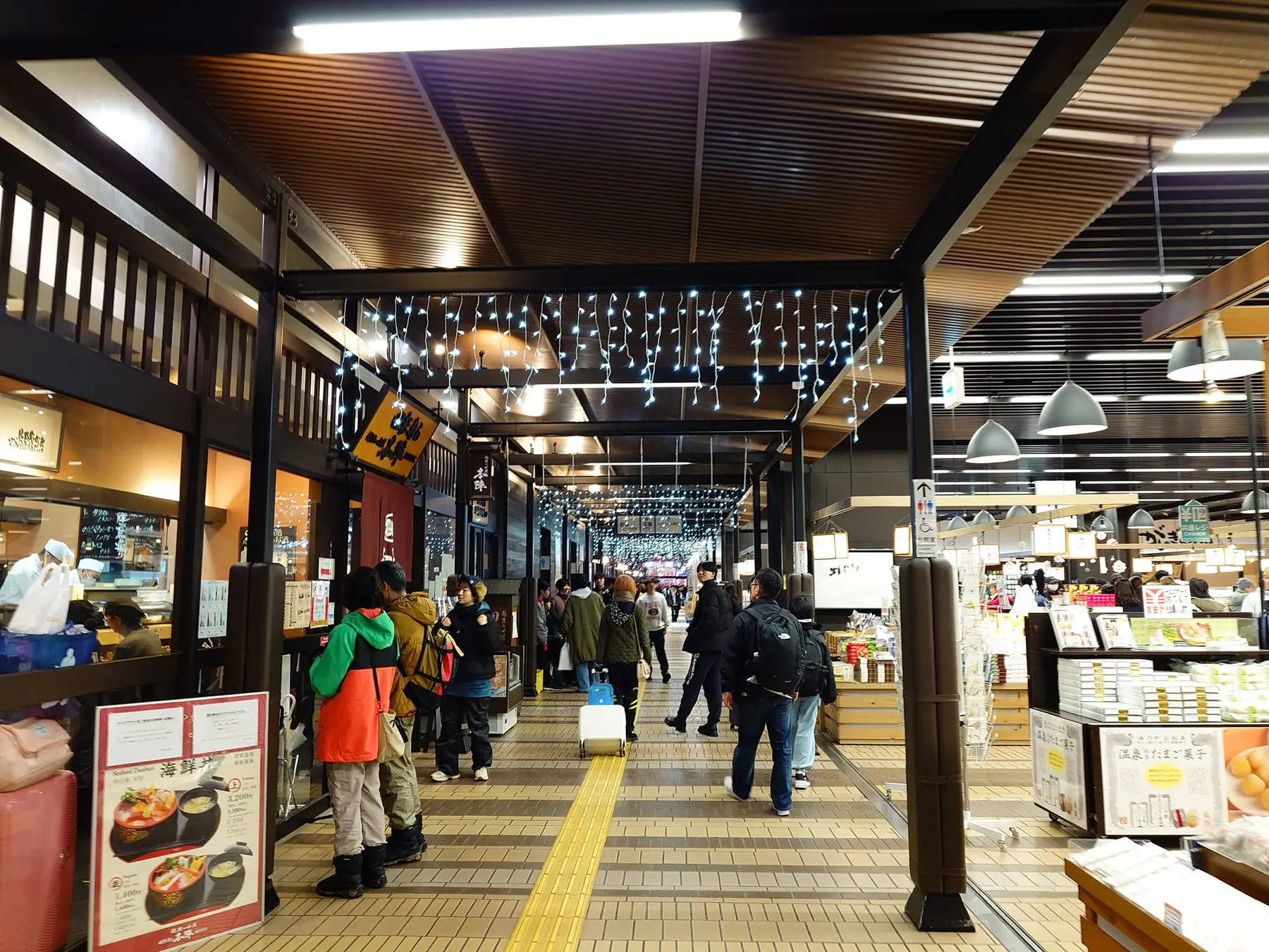ทางเดินร้านค้าและของฝากภายในสถานี Echigo-Yuzawa