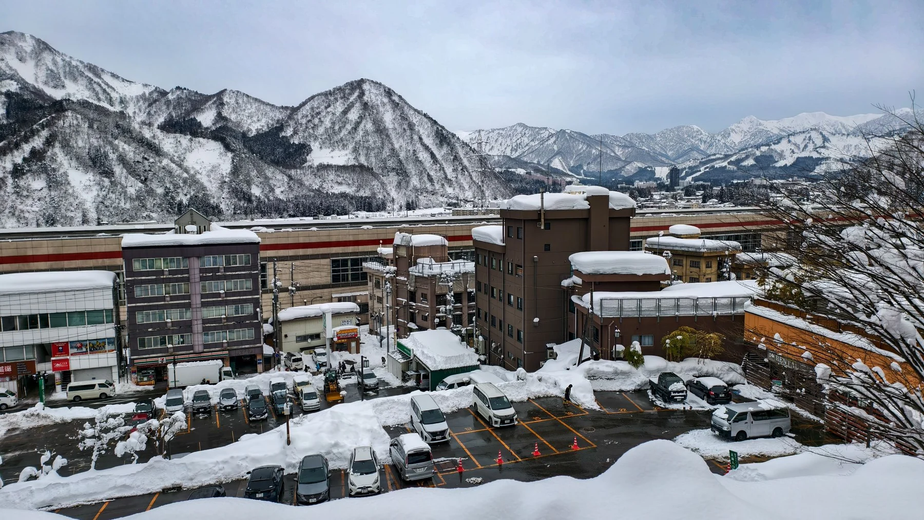 วิวสถานี Echigo-Yuzawa และภูเขาหิมะจากโรงแรม