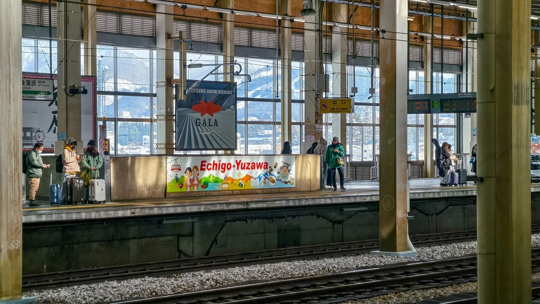 ป้ายสถานี Echigo-Yuzawa ที่ชานชาลารถไฟ