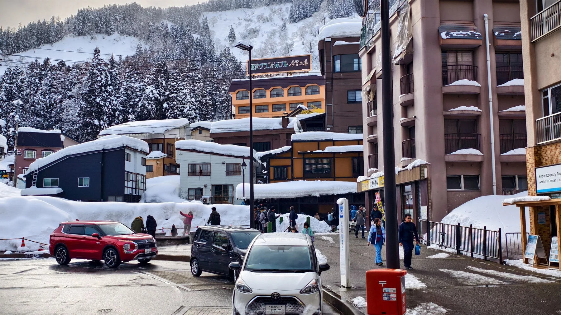 อาคารสีส้มของ Yuzawa Grand Hotel มองจากฝั่งสถานี