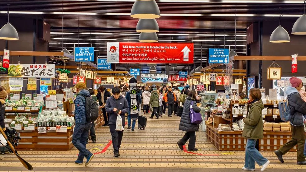 ร้านค้าและผู้คนในสถานี Echigo-Yuzawa
