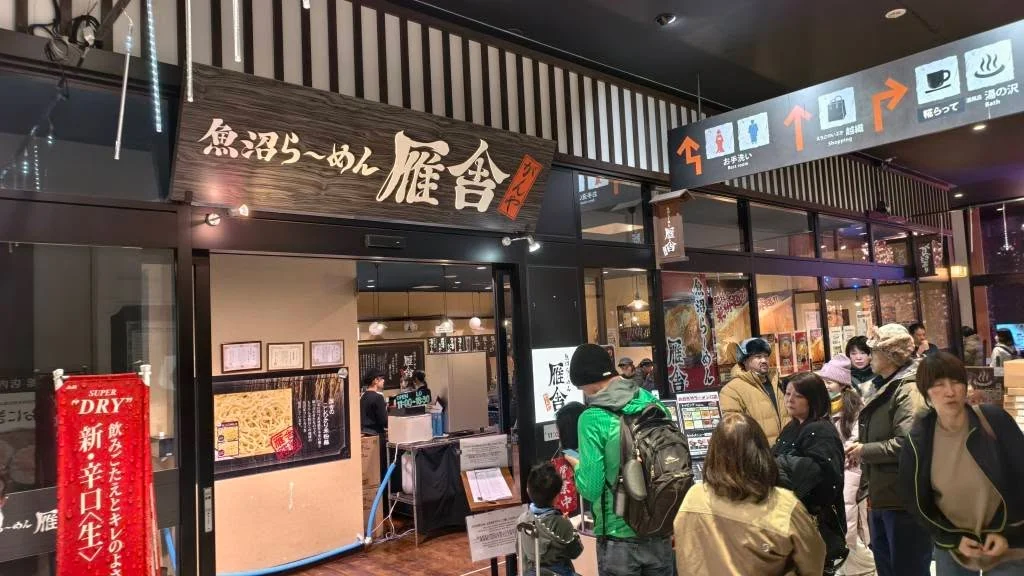 คิวลูกค้าอีกด้านหนึ่งของร้านอาหารในสถานี